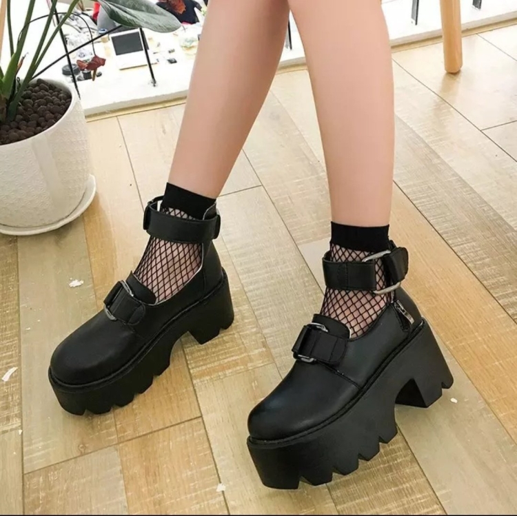 Чёрные ботинки на платформе женские