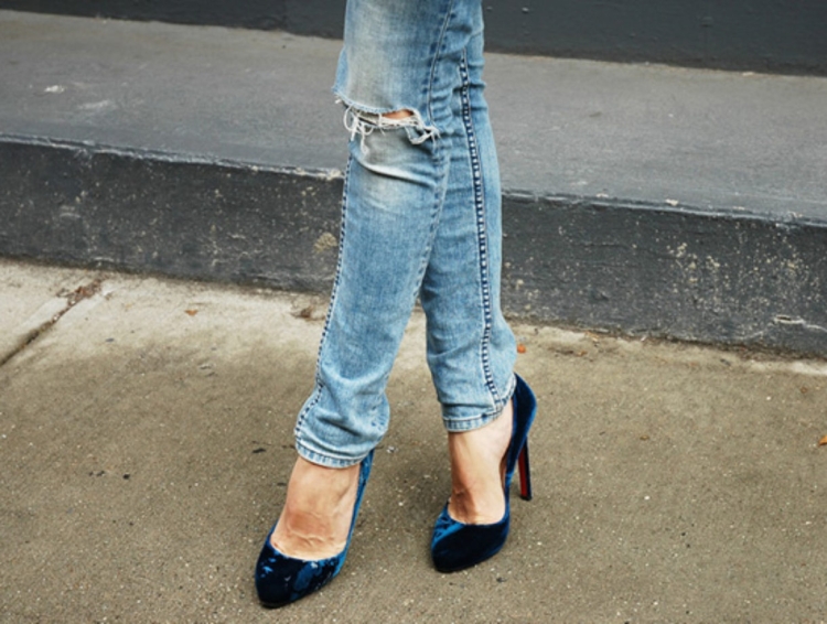 Голубые джинсы с каблуками