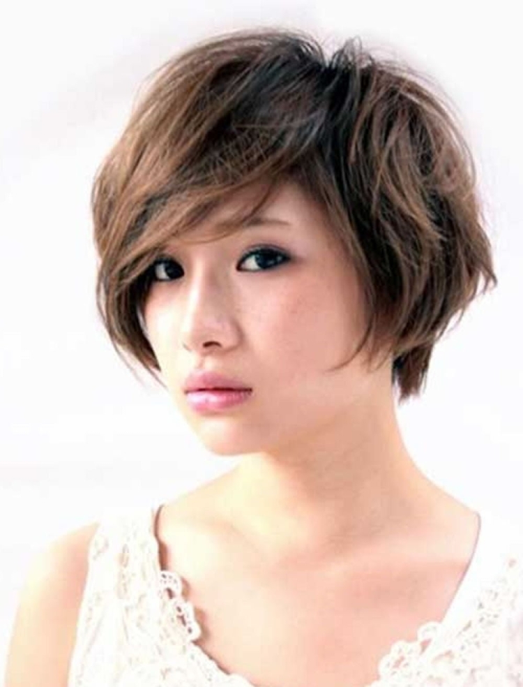 Корейская певица Айю с чёлкой
