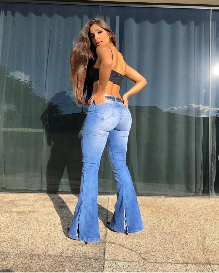 Amirah Dyme in Jeans