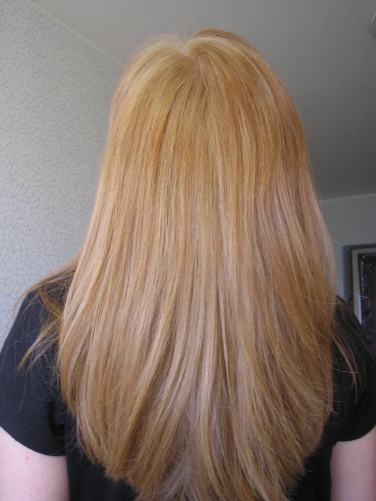 Стрижка на длинные светлые волосы полукругом
