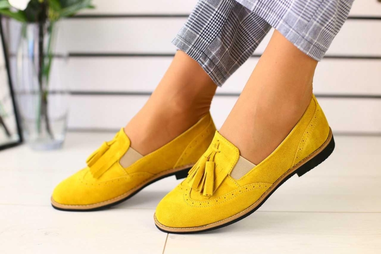 Жёлтые туфли на каблуке