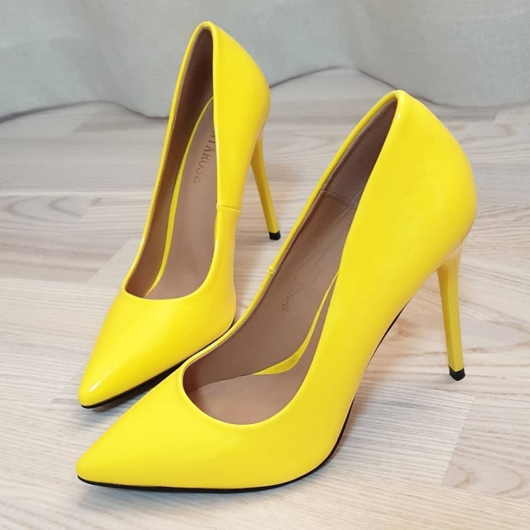 Обувь желтого цвета