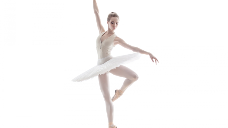 Балерина на белом фоне