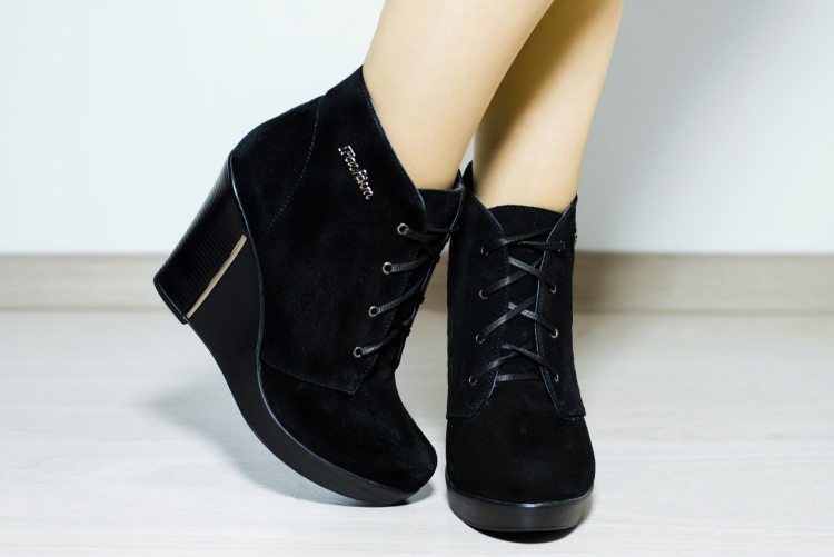 Черные женские ботинки на шнурках в Юничел