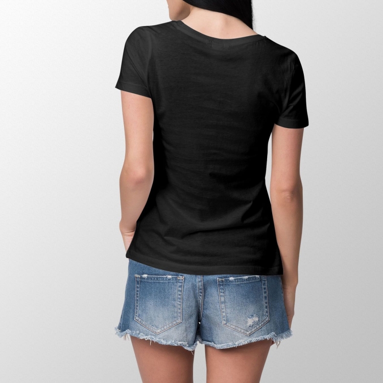 Мокап черная футболка женская