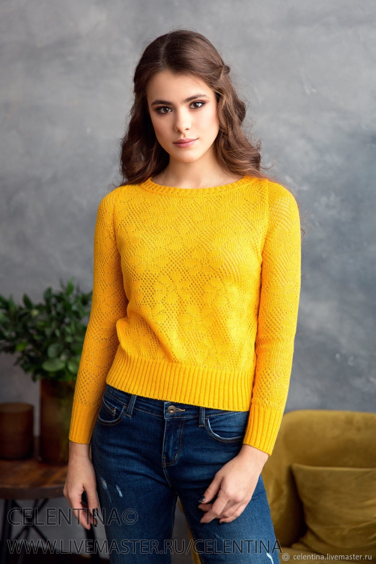 Стильный свитер женский