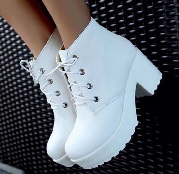 Белые ботинки на платформе женские
