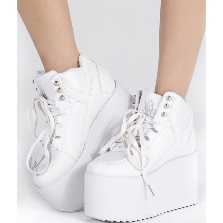 Купить в СПБ женские белые кожаные ботинки осенние на байке