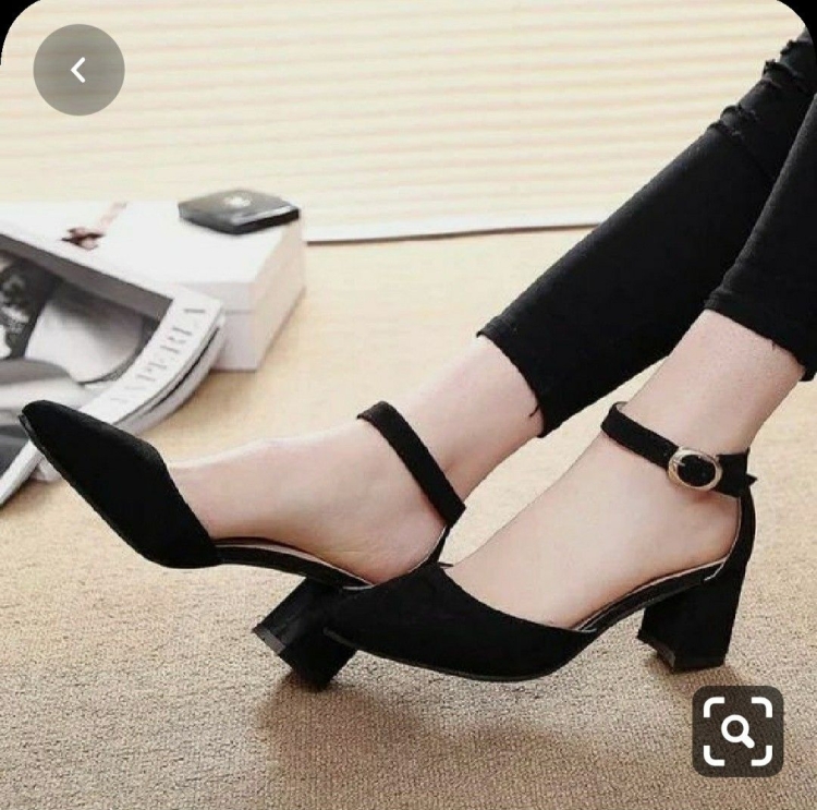 Чёрные туфли на каблуке с ремешком на щиколотке