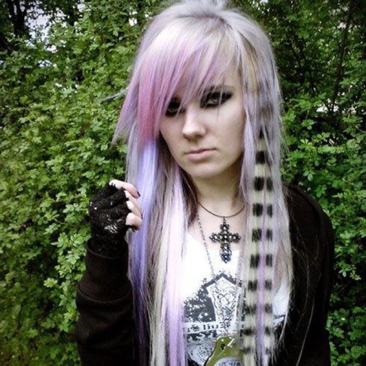 Миа Бойка с фиолетовыми волосами