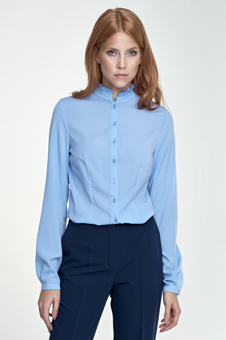 Женщина в синей блузке