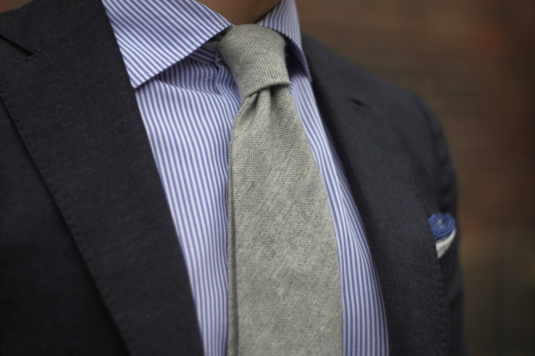 Серый галстук с белой рубашкой
