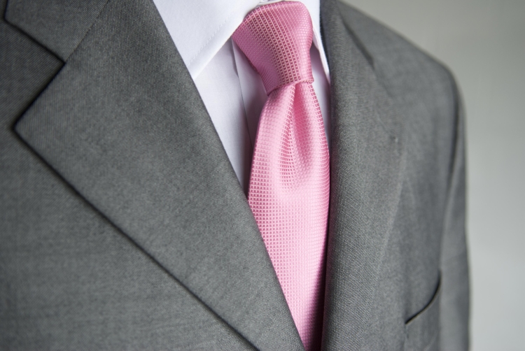 Серый костюм мужской розовый галстук