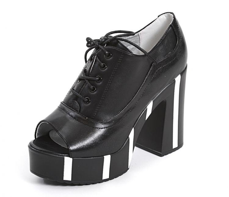 Туфли чёрные на широком каблуке