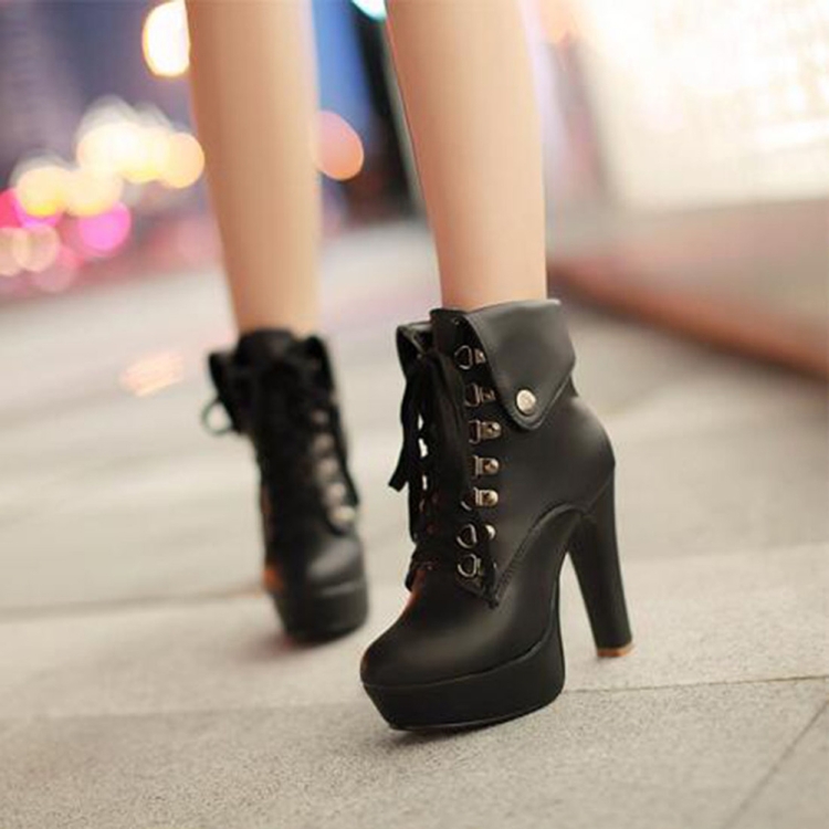 Черные ботинки на каблуке