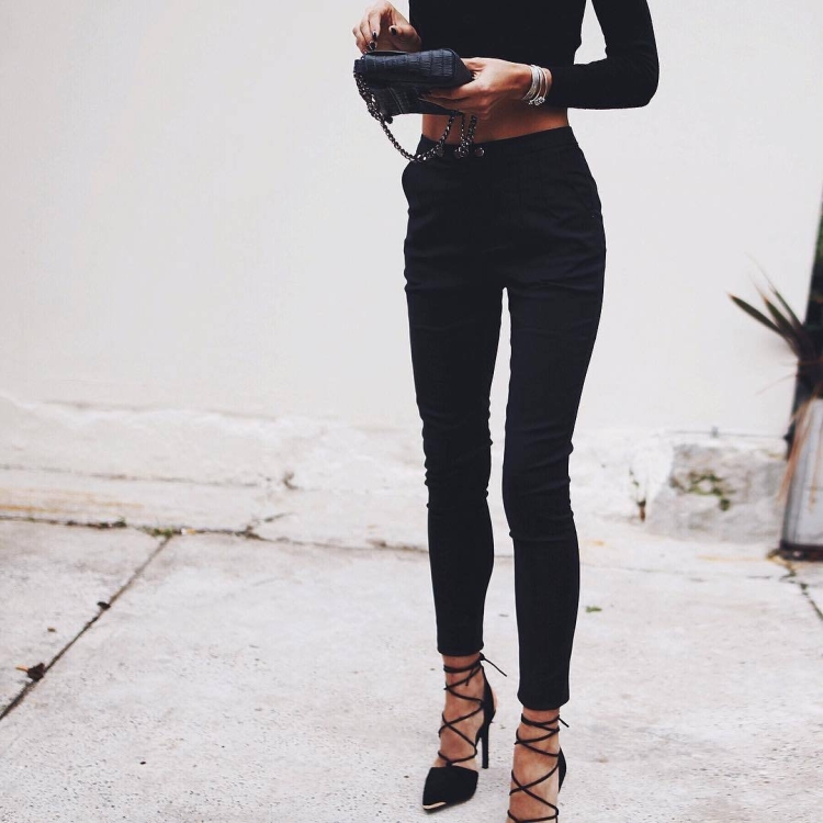 Черные рваные джинсы женские