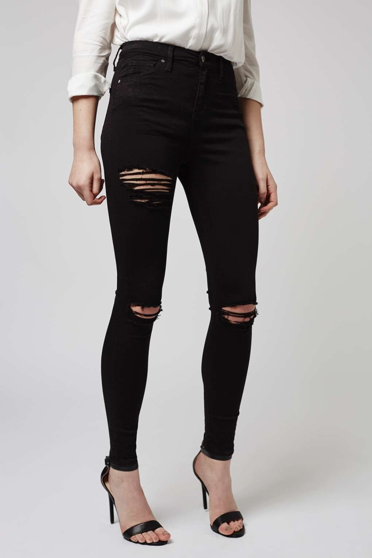 Черные джинсы с рваными коленками