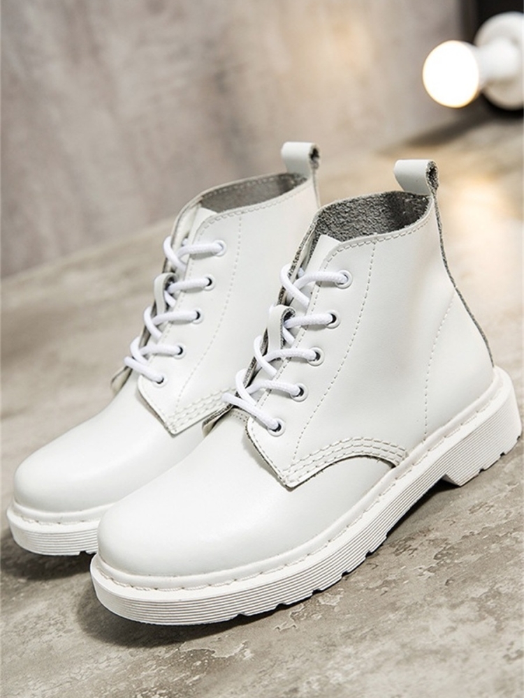 Белые зимние ботинки