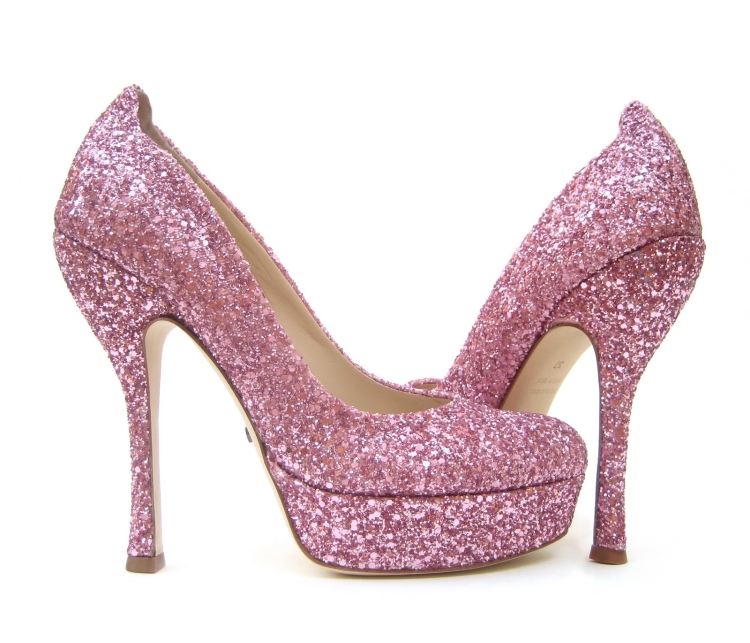 Красивые розовые туфли на каблуке