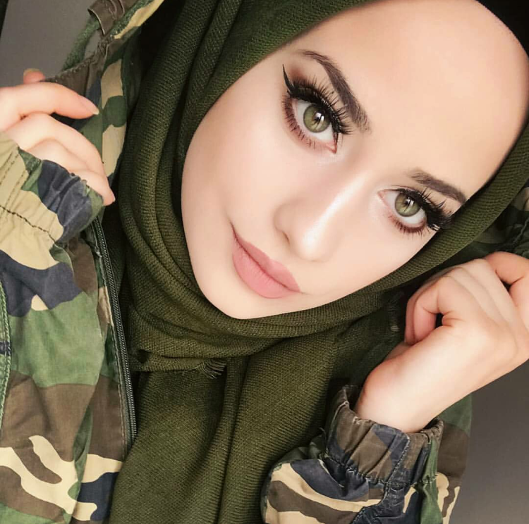Sabrine Maghnie в хиджабе