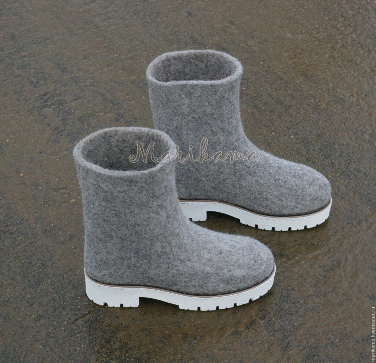 Женская зимняя обувь на снегу
