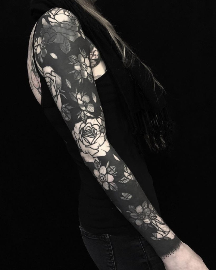 Девушка татуированная черно белое