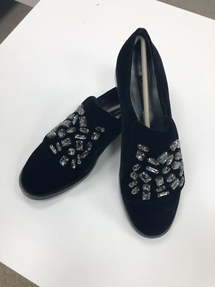 Черные бархатные туфли на шпильке