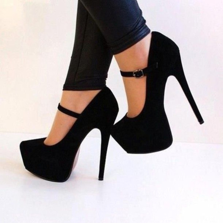 Красивые чёрные туфли на каблуке