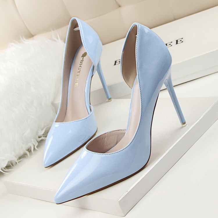 Красивые синие туфли