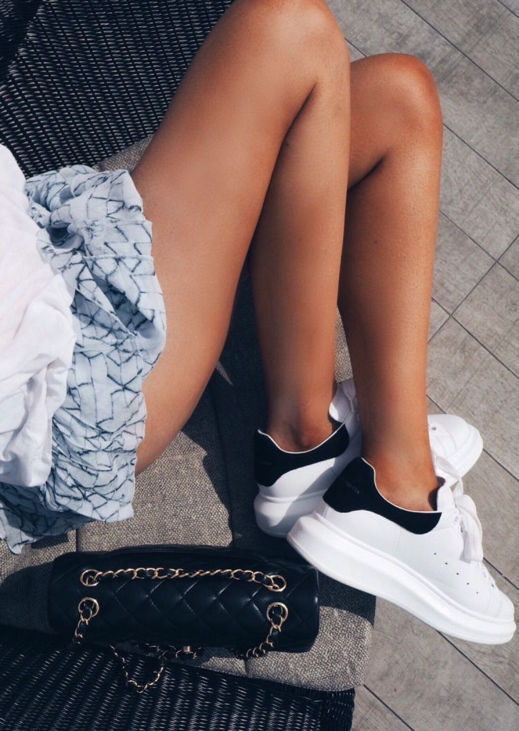 Девушка в кроссовках