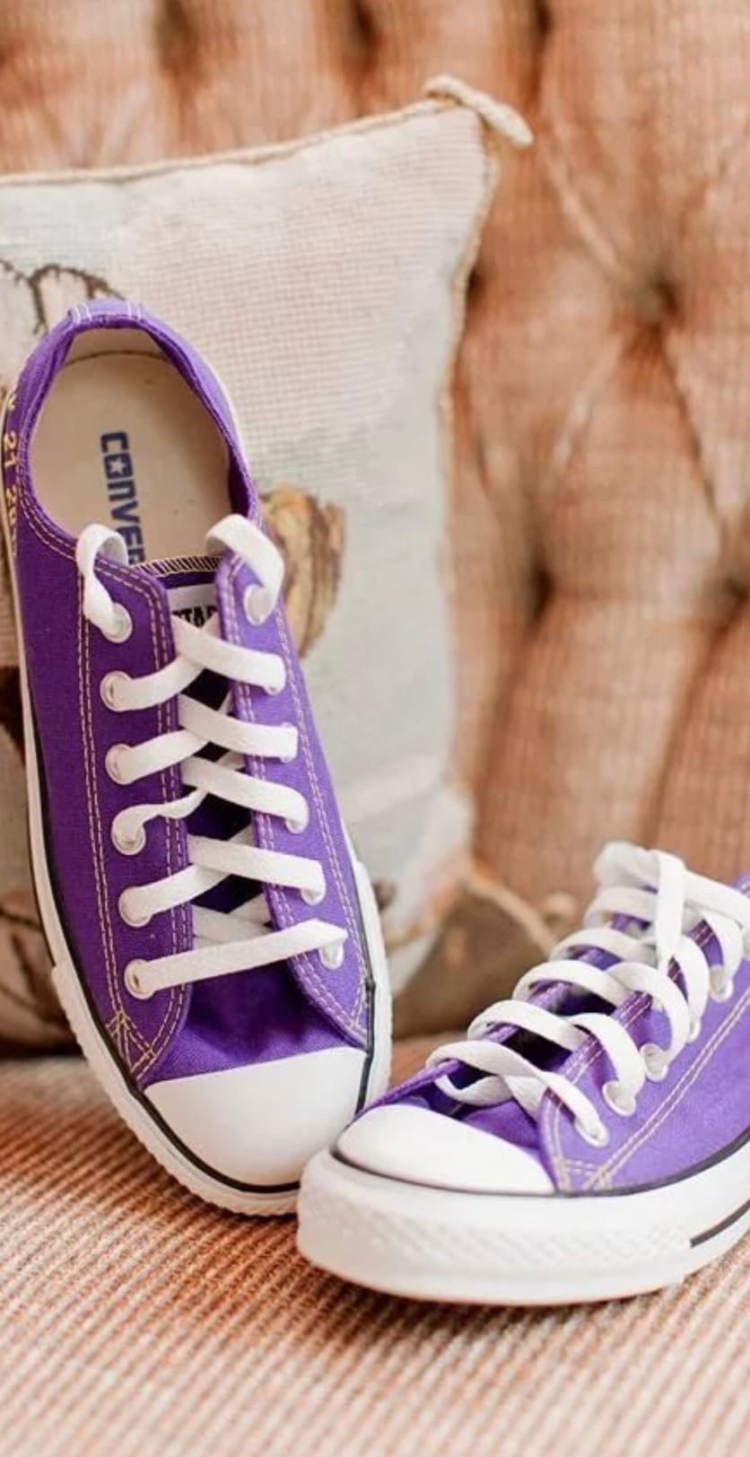 Фиолетовые кроссовки на высокой подошве