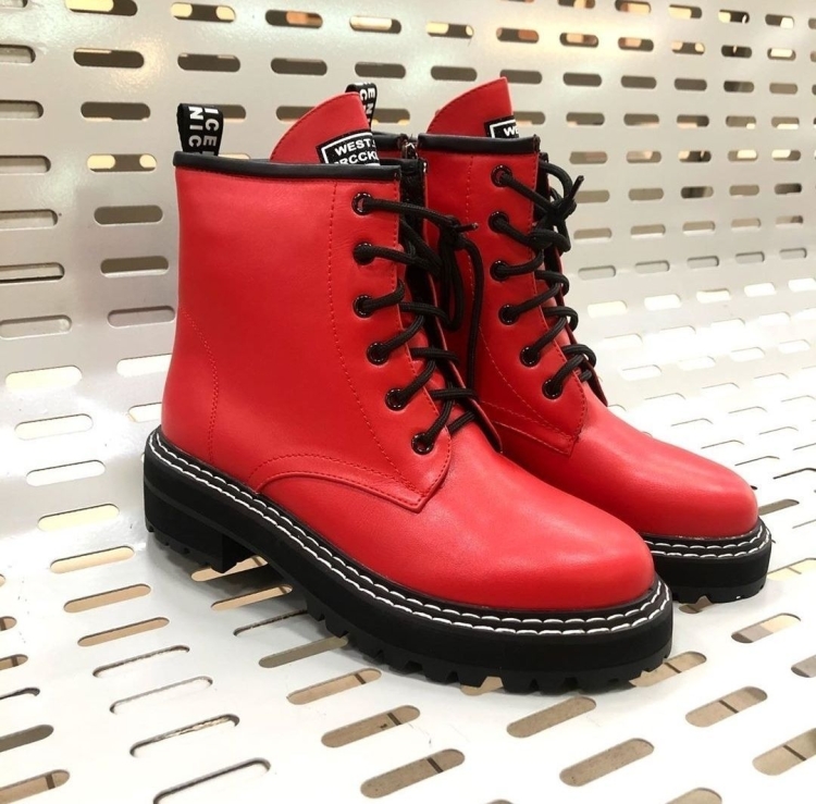 Красные кожаные ботинки