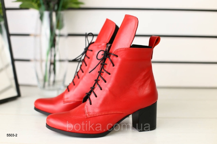 Красные кожаные ботинки женские на каблуке
