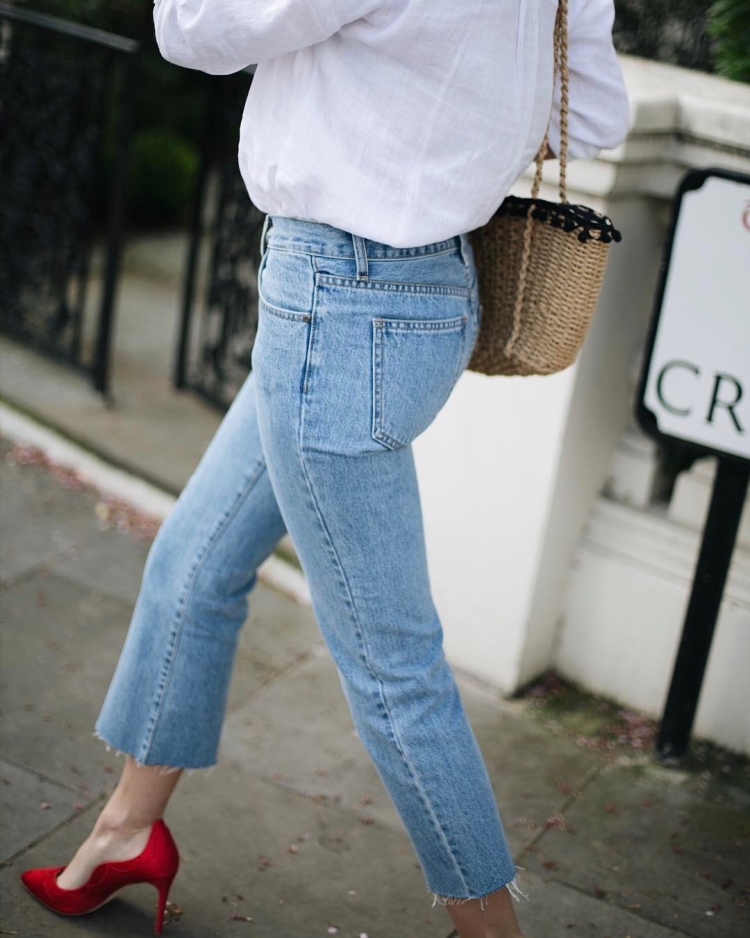 Модель в светлых джинсах