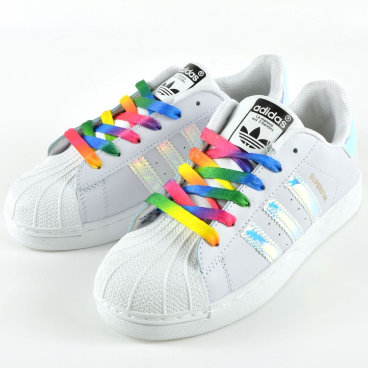 Белые кроссовки с разноцветными шнурками