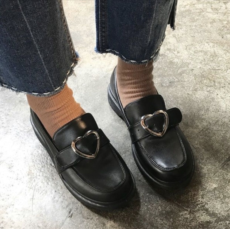 Джинсы с ботинками на шнурках