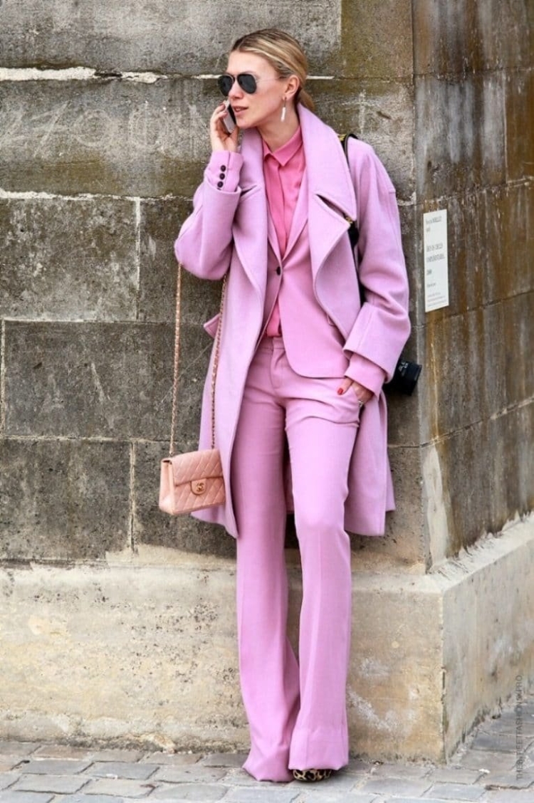 Бледанс в розовом брючном костюме