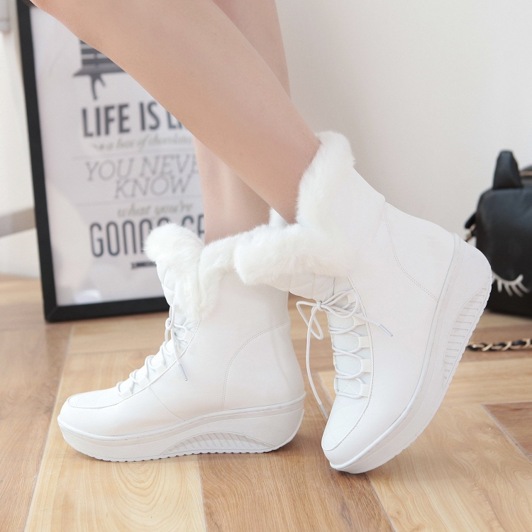 Белые ботинки на платформе