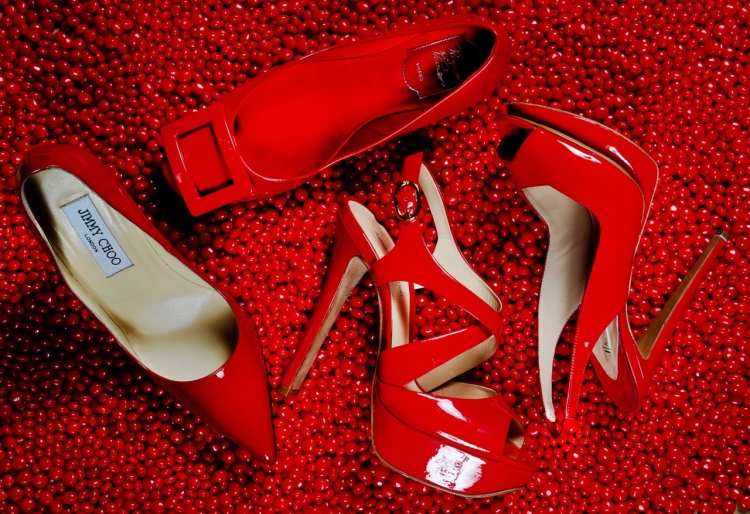 Обувь на Красном фоне