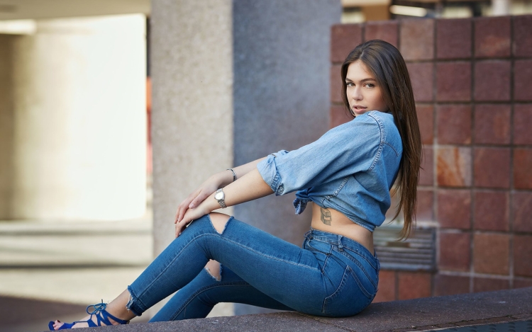 Виктория Хайновская в джинсах