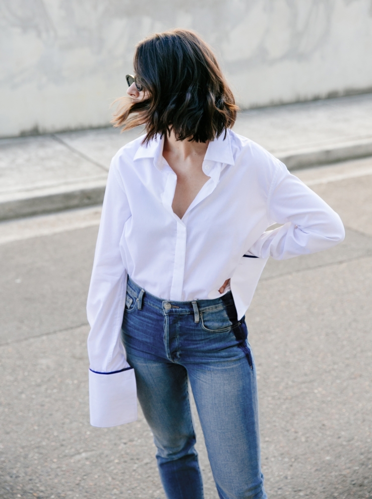 Белая блузка и джинсы