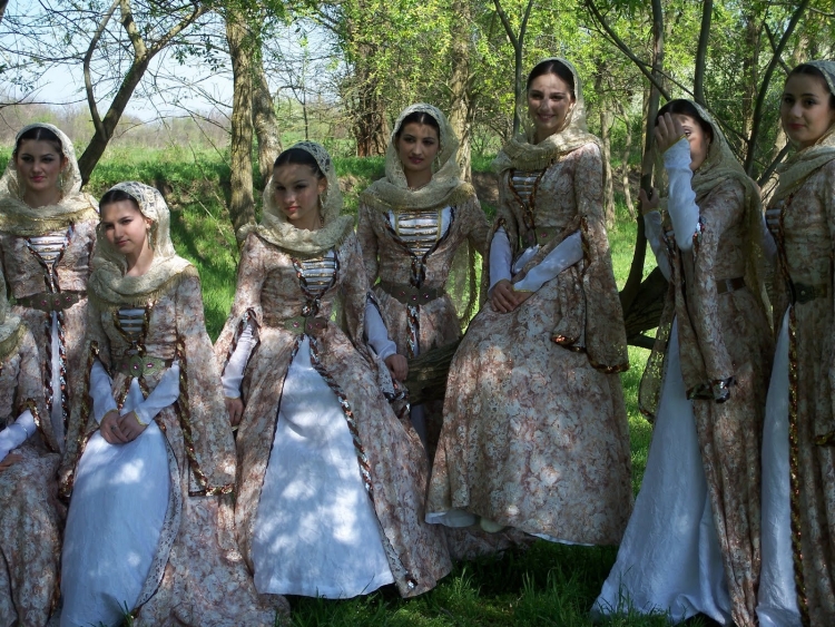 Красивые чеченские платья