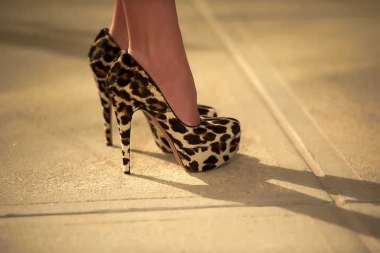 Ноги в леопардовых туфлях