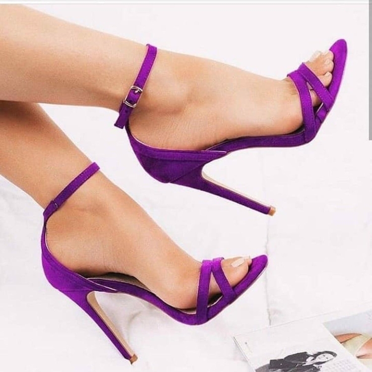 Ноги в фиолетовых туфлях