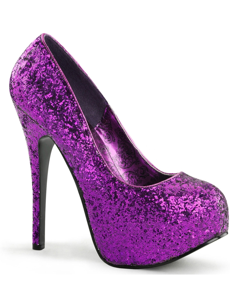 Джинсы с фиолетовыми туфли на каблуке