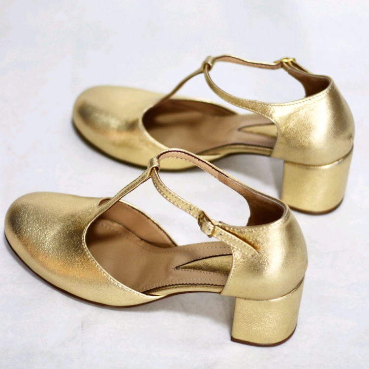 Золотая обувь на модели