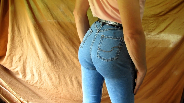 Женские попы в джинсах