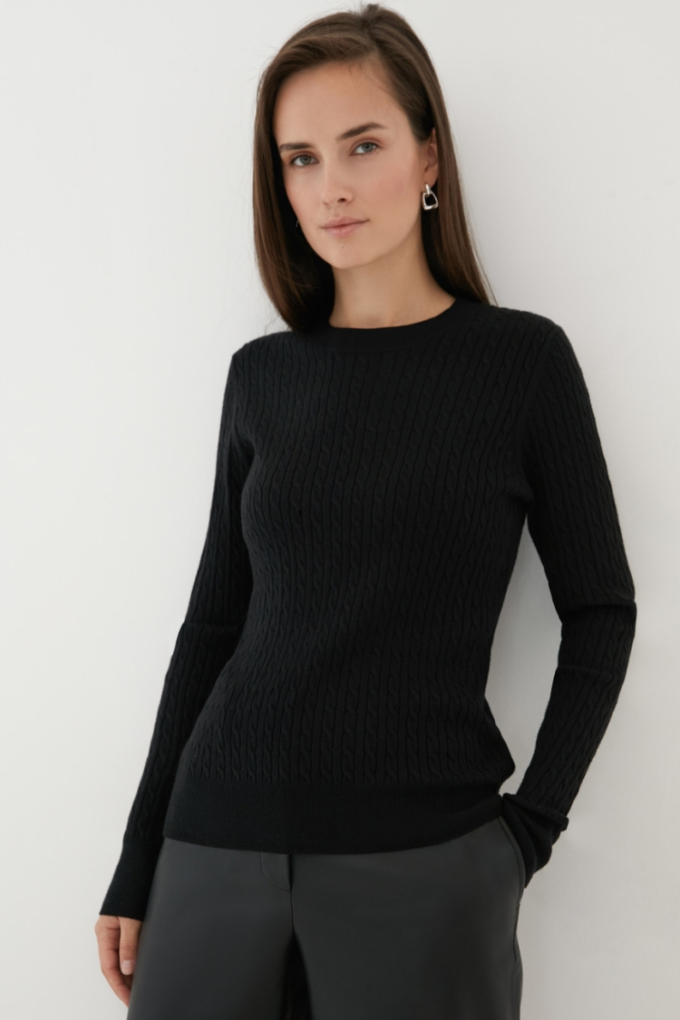 Девушка в черном свитере