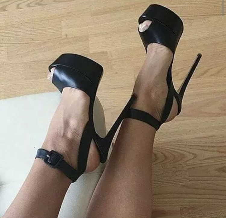 Женские туфли на высоком каблуке открытые